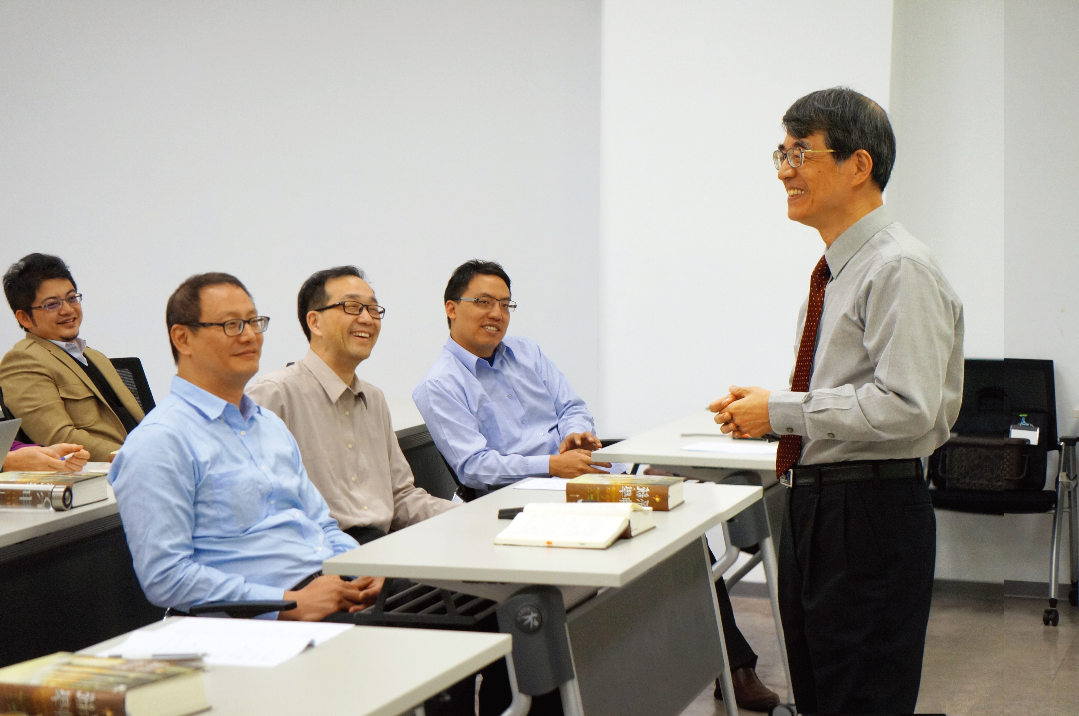 靈神院長謝宏忠牧師在課堂上跟學生互動。（圖／靈神提供）